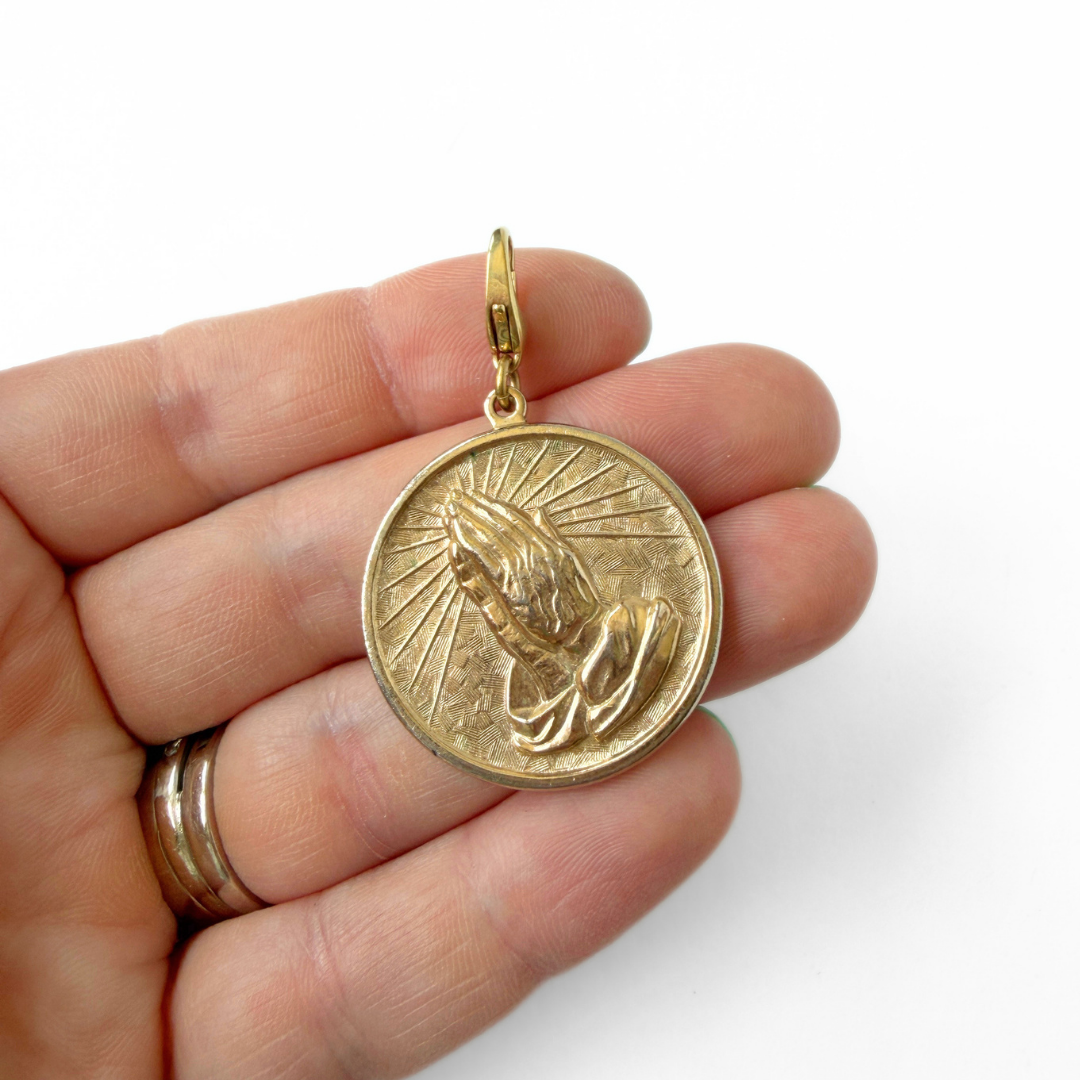 Vintage large gold tone serenity prayer medallion charm