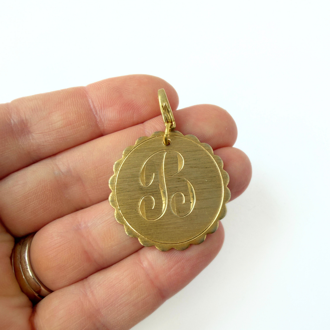 Vintage gold tone scalloped letter "B" monogram charm