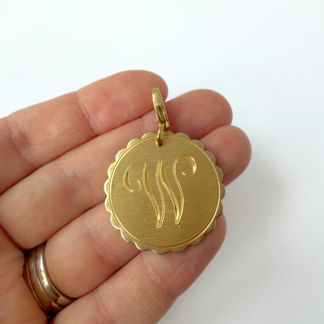 Vintage gold tone scalloped letter "W" monogram charm