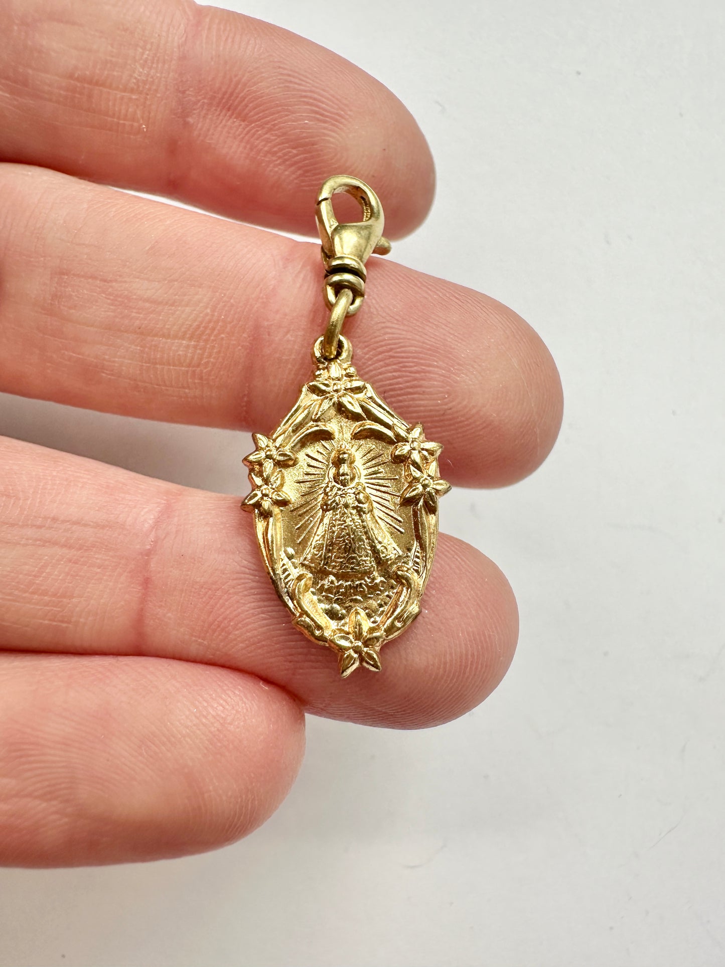 Vintage  gold tone "Infant Jesus of Prague" religious medallion charm